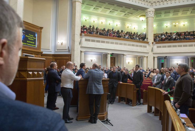 Пленарне засідання Верховної Ради України. Верховна Рада розпочала розгляд у другому читанні законопроєкту №2178-10 “Про внесення змін до деяких законодавчих актів України щодо обігу земель сільськогосподарського призначення”. Народні депутати з опозиційних фракцій намагалися перешкодити роботі головуючого, провокували непарламентську поведінку, блокували трибуну.  Народні депутати розпочали розгляд правок до законопроекту. Дмитро Разумков